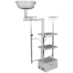 Estativa de Teto BKST 004 vista frontal direita, com braço articulável, prateleiras em fiberglass e rede de gases medicinais.
