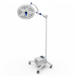 Foco cirúrgico auxiliar LED Starled 20 modelo BKSL 003 com haste móvel e base com rodízios para uso hospitalar.