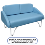 Sofá cama hospitalar MBKSC 010 de 3 lugares na posição sofá, estrutura reforçada e estofamento hospitalar.
