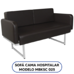 Sofá cama hospitalar MBKSC 025 de 3 lugares na posição sofá, estrutura reforçada e estofamento hospitalar.